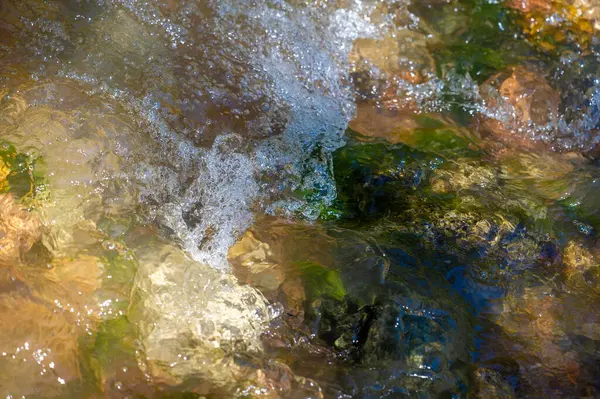 Huzuru ve iç huzuru ışıl ışıl bir dağ deresinin rahatlatıcı sesleriyle tecrübe edin. Suyun yumuşak ritmi stresi ve gerilimi alıp götürsün. Sakinliğini yeniden keşfet.