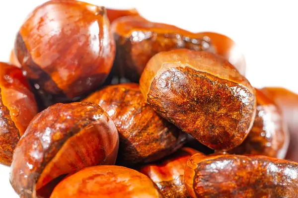 Çarpıcı kestane ağacı görüntüleriyle sonbaharın güzelliğini yakala. Sezonun özünü en saf haliyle tecrübe et. Sonbahar temalı ürünleri veya promosyonları göstermek için ideal.