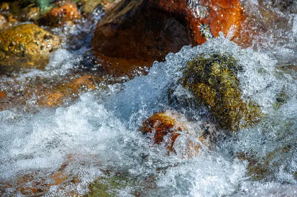 Akan suyun güzelliğini ve huzurunu yakalayın. Doğanın doğal ahengini göster. Düz ve dağınık taşların zarafetini koruyun. Harika fotoğraflar çek.