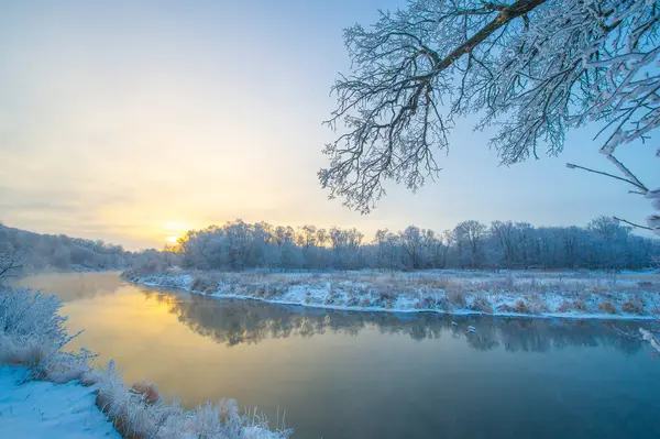 Kış harikalar diyarının büyüsünü tecrübe et. Donmuş nehrin üzerinden güneşin doğuşunu izle. Güzelliğe ve kaprislere kapıl..