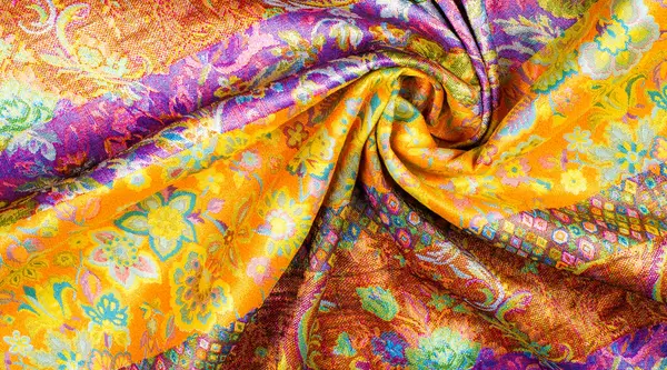 Kusursuz. Brocade. Bu ipek, koyu turkuaz batık çiçekler ve dalgalı leylak hatlarıyla süslenmiş parlak sarı bir tabana sahiptir. Sulu turkuaz vuruşlar kumaşın içinde soyut bir şekilde dolaşır..