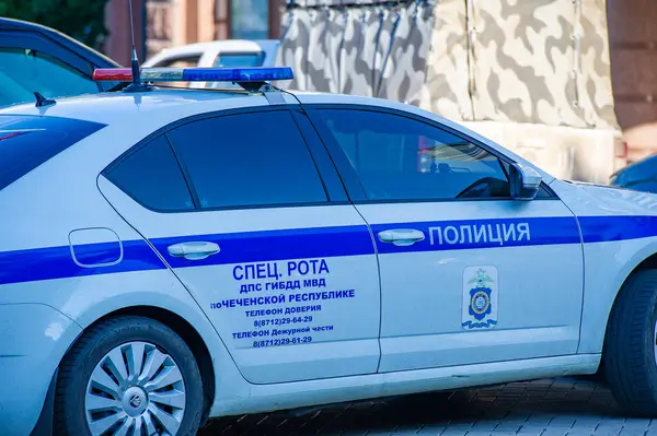 Araba sokağa park edilmiş.