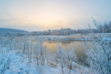 Gün doğumunda bir kış harikalar diyarının güzelliğini tecrübe et. Bak güneş donmuş nehri altın ışıkla nasıl aydınlatıyor. Kendinizi Donmuş Şafak 'ın tuhaf atmosferine daldırın.