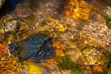 Bir dağ deresinin huzurlu güzelliğinin tadını çıkar. Şelaleden akan suyun büyüsüne kapıl. Doğanın melodik sesleriyle rahatlayın. Doğanın sunduğu harikaları keşfedin.