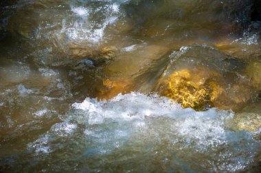 Kendini bir dağ deresinin el değmemiş ıssızlığına daldır. Suyun büyüleyici dansını hisset ve ışıkta parıldamasını izle. Her taşın karmaşık detaylarına dalın.
