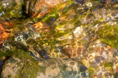 Kendini bir dağ deresinin sükunetine bırak. Doğanın senfonisinin uyumunu deneyin. Kusursuz taşlar nefes kesici bir kompozisyon yaratır. Duyularını huzur ve sessizlikle doldur..