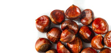 Olgun kestanelerin doğal güzelliğinin tadını çıkar. Sonbaharın özünü bu manzarayla yakala. Bu çarpıcı sanat eseriyle düşüşün büyüsünü kendi alanınıza getirin..