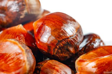 Zarif kestane sunumumumuzla sonbaharın sıcacık tadını çıkarın. Mevsimsel zevklerimizle sonbaharın sıcacık tadını çıkarın. Saf beyaz tabağımızla sonbaharın güzelliğini hisset..