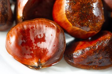 Hassas kompozisyon sonbaharın özünü taşır. Temiz beyaz bir arkaplan üzerine basit ama sofistike bir sunum. Her yere mevsimsel zarafet katmak için ideal..