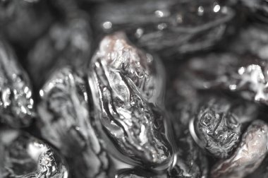 Siyah kuru üzümler her yemeğe derinlik ve tatlılık katar. Hem lezzetli hem de tatlı tarifler için çok yönlü bir malzeme. Bu lezzetli kuru üzümleri kullanmanın farklı yolları hakkında detaylar.