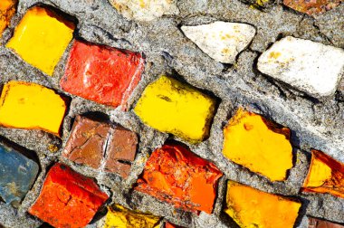 Kendinizi canlı bir mozaik fayans gösterisine daldırın. Şehrin kalbinde sanatsal bir başyapıt deneyin. Bu çarpıcı sanat kurulumunda renklerin ve şekillerin kaleydoskopunda kaybolun