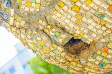 Renklerin ve şekillerin canlı bir görüntüsüne dalın. Şehrin göbeğindeki sokak sanatının güzelliğini tecrübe edin. Mozaik fayanslar herkesin seveceği göz kamaştırıcı bir başyapıt yaratır..