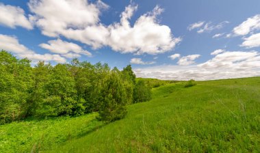 Bahar, tarlalar, vadiler, tepeler, kırsal alanlar. Dik yamaçlı, derin ve dar bir vadi. Doğal olarak yükseltilmiş bir arazi, bir dağ kadar yüksek ya da sarp değil..