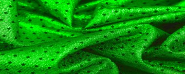 Küçük puantiyeli metalik parıltılı kumaş. Yeşil renk... şimdi parıldayan metalik kumaş tam güç geri geldi! Tasarımcının bu su benzeri sıvıyı kullanması onu zarif ve şık kılıyor..