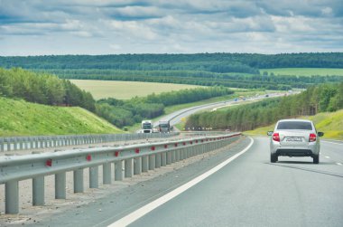 Doğada manzaralı bir yolculuk yaşayın. Otoyol boyunca uzanan görkemli ağaçların güzelliğinin tadını çıkar. Yol boyunca manzaraya hayran kal..