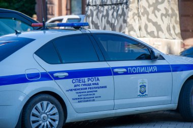 Polis arabasının girişinde polis arabası var.