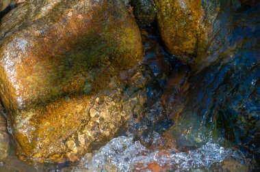 Kendinizi bir dağ deresinin büyüleyici dansına daldırın. Eski kayaların üzerindeki serin suların rahatlatıcı akışını hisset. Teselliyi ve huzuru doğanın güzelliğinde bul..