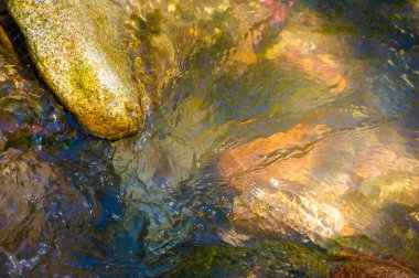 Doğanın ferahlatıcı ve tazeleyici gücünü hissedin. Su ve kayalardan yapılmış tuhaf bir oyun alanını keşfedin. Kendini bir dağ deresinin dinginliğine bırak..