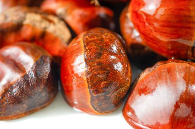 Kızarmış kestanelerin rahatlatıcı aroması duygularınızı doldursun. En sevdiğiniz düşme sahnesinin bu sakin tasvirine, şık, beyaz bir ortamda hayran kalarak. Sonbahar Lezzetleri