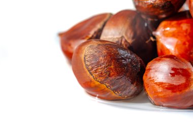 Sonbaharın güzelliğini nefes kesici görüntülerimizle yaşayın. Beyaz arka planda kestanelerle sezonun özünü yakalayın. Hasat mevsimini kutlayın.