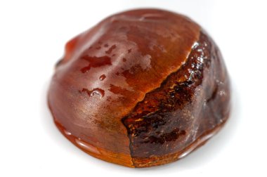 Temiz, minimalist bir dizaynla kestanenin doğal güzelliğinin tadını çıkar. Kestanenin basitliği ve zarafeti beyaz arka planda vurgulanır. Neşe Üzerine Nutl