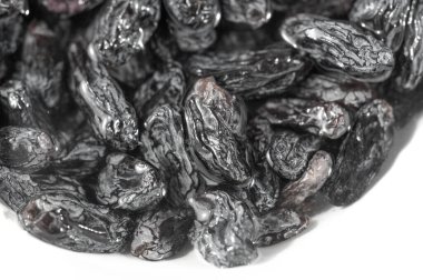 Kabarık siyah kuru üzümler yemeklere derinlik ve tatlılık ekler. Hem lezzetli hem de tatlı yemekler için evrensel bir malzeme. Salata, fırında yemek ve lezzetli yemekler..