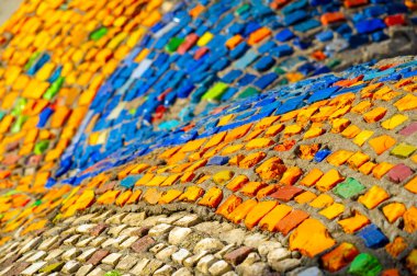 Mozaik fayanslar aracılığıyla heyecan verici bir renk ve şekil hissi. Şehrin göbeğindeki muhteşem sokak sanatı. İzleyicileri çeşitli desenleri keşfetmeye davet eden etkileyici bir duvar..