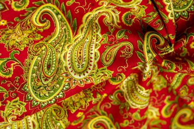 Kırmızı arka planda desenli yeşil desen. Beatles tarafından popüler hale getirilen kovboy ve motorcuların bandanalarını süsledim, hippiler çağına öncülük ettim ve rock 'n roll' un amblemi oldum..