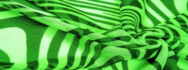 İpek kumaş, yeşil ve beyaz soyut çizgiler. Soyut beyaz ve yeşil desenlerin sihirli formu. Retro modern dekor, tekstil sanatı, tasarım, doku, arkaplan, kalıp