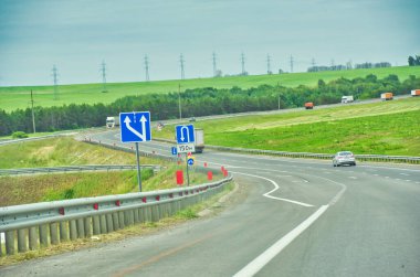 Arabanı bırakmadan doğanın güzelliğinin tadını çıkar. Nefes kesici manzarası olan manzaralı bir yoldan git. Muhteşem ormanlarda huzurlu ve rahatlatıcı bir yolculuğun tadını çıkarın..