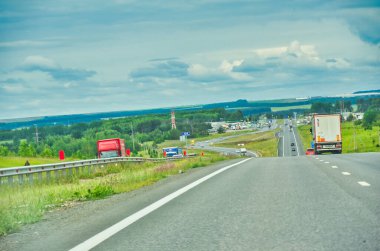 Güzel manzarada manzaralı bir yolculuğun tadını çıkar. Otoyol boyunca seyahat ederken doğanın sükunetini hissedin. Yol boyunca uzanan görkemli ağaçların nefes kesici manzarasına hayran kaldım..