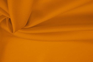 Şatafatlı yüksek kaliteli ipek kumaş. Dokunuşuna yumuşak ve pürüzsüz. Koyu kehribar rengi, perdeler, döşemeler ve aksanlar için her türlü dekor idealine zarafet katar.