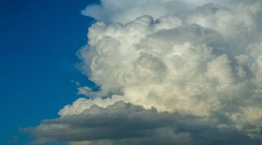 Romantizm bulutları. Gün be gün, doğa bizim için sonsuz güzelliğin resimlerini çiziyor. Keşke onları görebilecek gözlerimiz olsaydı..
