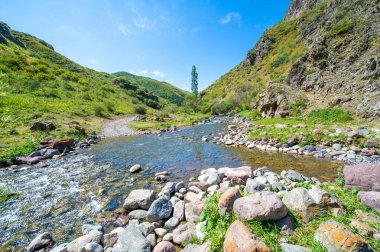 Nehrin kayalık kanyon boyunca akan sakin akışı büyüleyici bir tablo oluşturur. Doğanın güzelliği arka planda beliren dağlarla birlikte tam olarak sergileniyor. Huzuru hisset