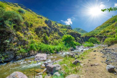 Nehrin dingin akışını kayalık bir kanyonda hissedin. Görkemli dağlarla çevrili doğanın güzelliğine dalın. Huzur ve sükunet hissediyorum.,