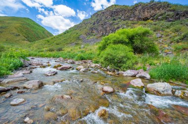 Doğanın çarpıcı güzelliğinin tadını çıkar. Nehrin kayalık kanyonda nasıl zarifçe aktığına bakın. Kendini dağların kalbine daldır..
