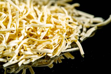 Geleneksel yöntemlerle hazırlanmış otantik İtalyan makarnası. Spagetti. Lezzetli bir öğle ya da akşam yemeği için ideal. Maccheroncini Di Campofilone makarnası, hassas dokusu ve tadı ile bilinir..