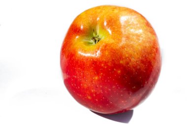 Beyaz arka planda taze ve sulu kırmızı elma. Sağlıklı ve olgun olması için vitamin açısından çok zengin. Atıştırmak için ideal sağlıklı, besin zengini atıştırmalık seçeneği