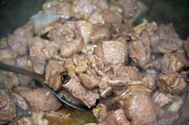 Geleneksel Pişirme Yöntemleri Yağlı ve tereyağında pişirilmiş kuzu rostosu kullanarak zengin lezzeti elde etmek.