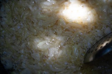 Pilav için bir kazanda soğan kızartmanın geleneksel yolu, gerçek ve lezzetli bir pilav tabağı yaratmanın anahtar aşaması olan zengin bir tat ve aroma verir.