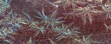 Bulanık. Boya üzerinde soğuk desenler var. Dalgaların geometrisi bir dua gibi, rezene kokulu gökyüzü, buz gibi