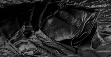 Siyah ipek kumaş. Vay canına! Bu abanozun en derin gölgesinde bulunan en lüks ipek krep sateni. Bu desenli kumaşı kullanarak, tasarımınız kadar lüks hissedeceksiniz..