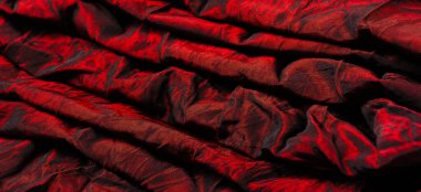 Kırmızı kumaş. Bu önü saten, arkası krep olan orta ağırlıklı bir ipek. Zarif, zengin kumaşlar ve güzel parıltılar lüks tasarımlara izin verir..