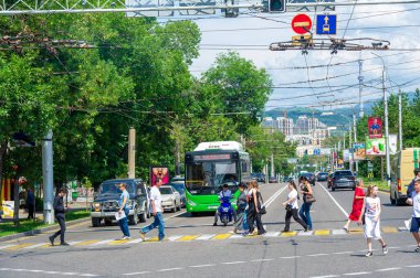 Gürültülü bir şehir, hareketlerle dolu, insanlar yaya geçitleri boyunca ustalıkla ilerliyorlar, şehrin ritmine ayak uyduruyorlar. Şehir hayatı yaya geçidi. 2021 06 10 Kazakistan Almatı