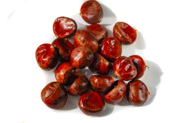 Doğal ortamlarında kestane ağaçlarının güzelliğinin tadını çıkar. Sonbaharın özünü bu manzarayla yakala. Bu büyüleyici sanat eseriyle mevsimin sihrini mekânınıza getirin..