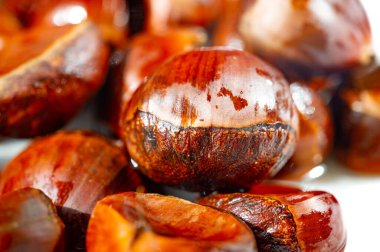 Zarif sunulan kestanelerimizle sonbaharın tadını çıkarın. Autumn Delights ile sıcak ve samimi bir atmosfer oluşturun. Sevdiklerimizle mevsimin kokusundan zevk almak için mükemmel..