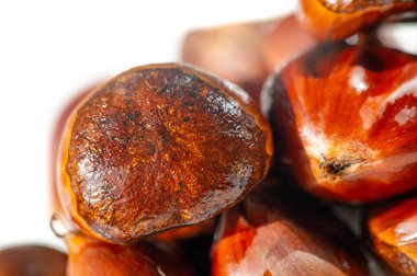 Narin bir kestane düzeni, temiz beyaz arka plana karşı bu basit ama sofistike sunumda sonbaharın özünün tadını çıkarmaya davet eder. Mevsimlik Zarafet