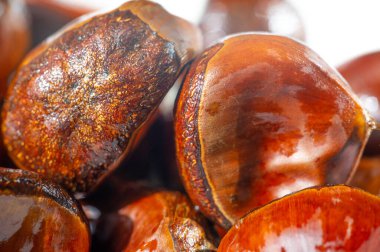 Kızarmış kestanelerin rahatlatıcı aroması duygularınızı doldursun. En sevdiğiniz düşme sahnesinin bu sakin tasvirine, şık, beyaz bir ortamda hayran kalarak. Sonbahar Lezzetleri