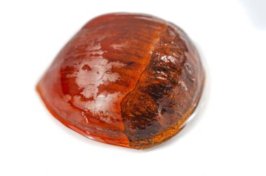 Tek bir kestanenin toprak tonunun ve zengin dokusunun tadını çıkar. Gözleriniz ve tat alma duyunuz için bu lezzetli ziyafetin faydalarını hissedin. Kestanenin doğal zarafetini ve güzelliğini tecrübe et..