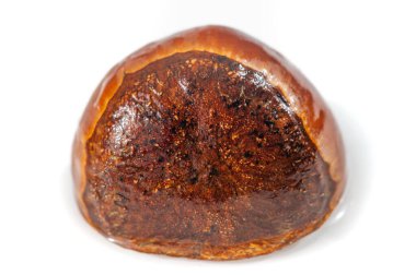 Bu kestane ağacı doğanın güzelliğini çarpıcı detaylarıyla yakalar. Temiz beyaz bir arkaplan karşıtlığı göz alıcı bir etki yaratıyor. Yakın çekimlerde kırsal cazibe ve doğal zerafet..